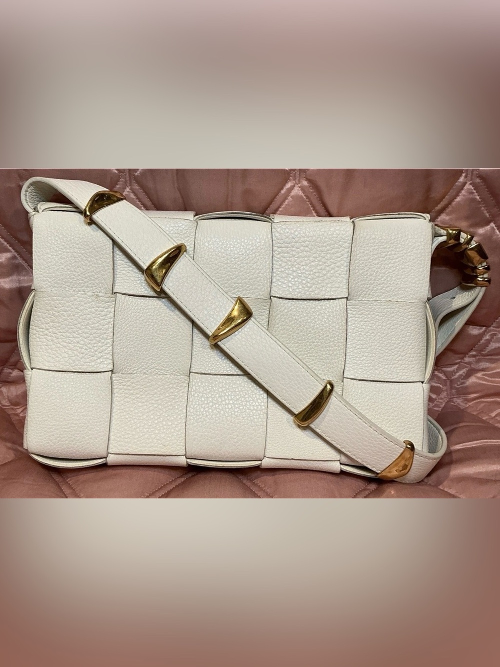 Bottega Veneta Grained Leather Classic Cassette Bag – White / Gold Hardware